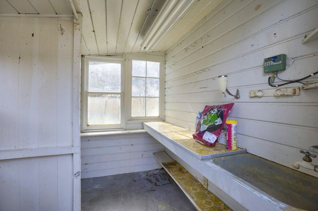 8288 ROGUE RIVER Highway, Grants Pass, OR 97527