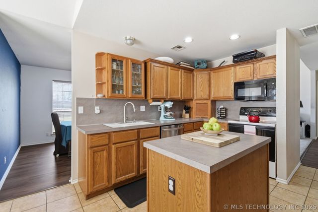 104 S Walnut Avenue, Broken Arrow, OK 74012