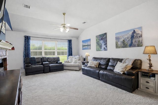 104 S Walnut Avenue, Broken Arrow, OK 74012