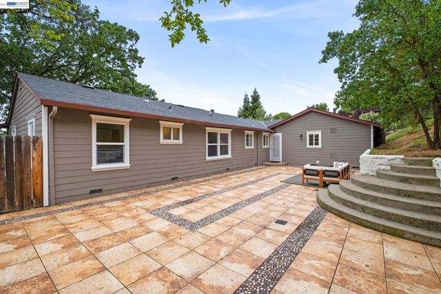 11 Rudgear Dr, Walnut Creek, CA 94596