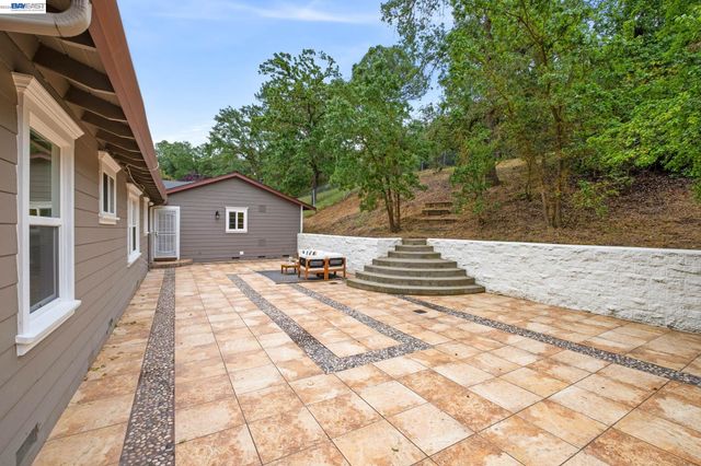 11 Rudgear Dr, Walnut Creek, CA 94596