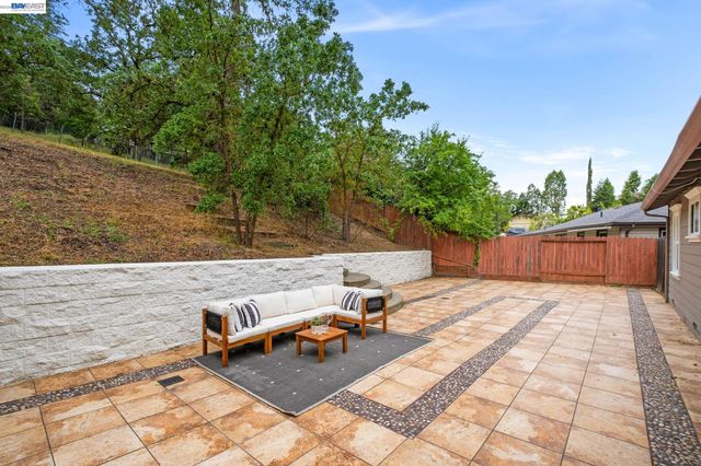 11 Rudgear Dr, Walnut Creek, CA 94596