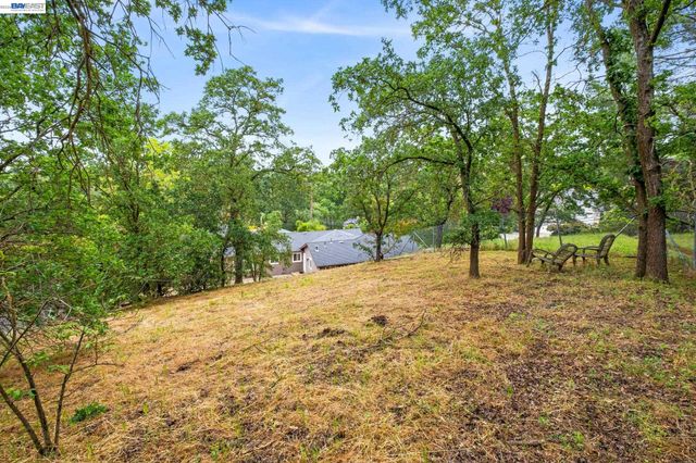 11 Rudgear Dr, Walnut Creek, CA 94596