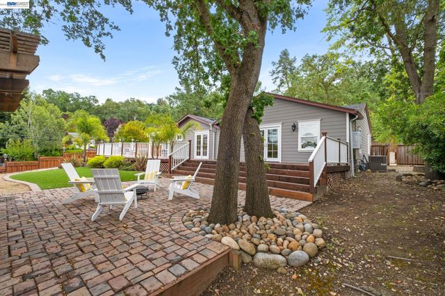 11 Rudgear Dr, Walnut Creek, CA 94596