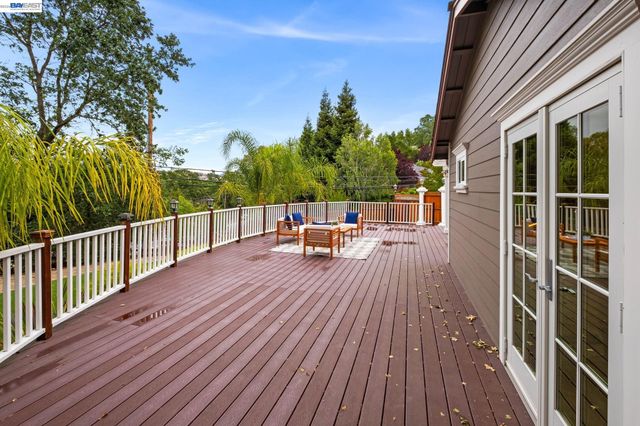 11 Rudgear Dr, Walnut Creek, CA 94596