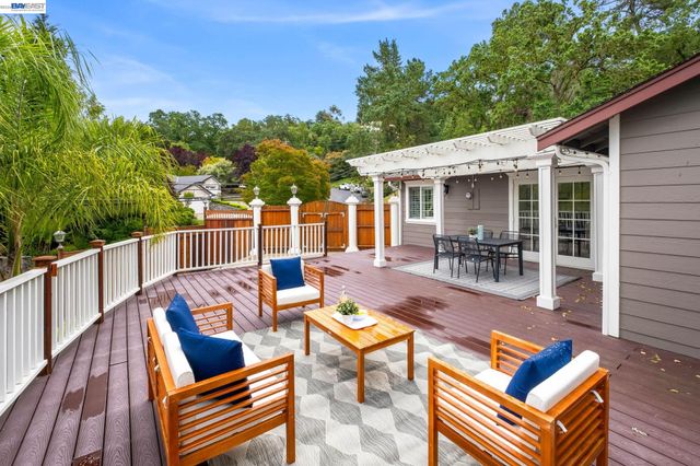 11 Rudgear Dr, Walnut Creek, CA 94596