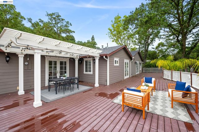 11 Rudgear Dr, Walnut Creek, CA 94596