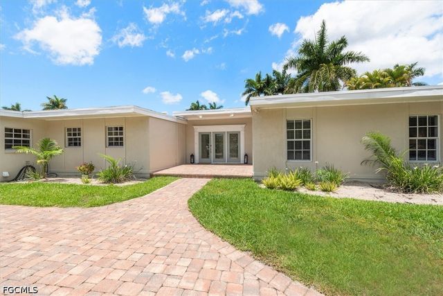 991 Aqua LN, Fort Myers, FL 33919