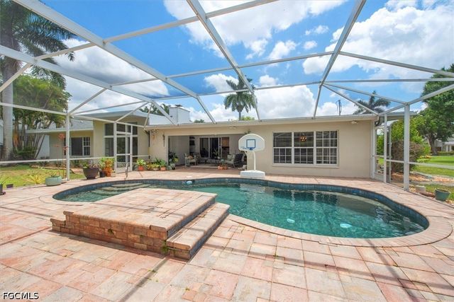 991 Aqua LN, Fort Myers, FL 33919