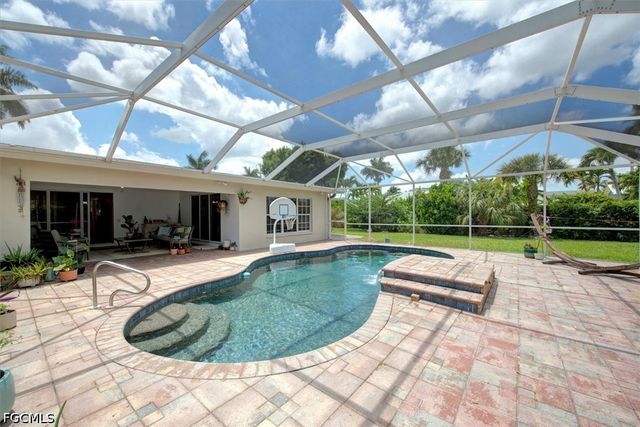 991 Aqua LN, Fort Myers, FL 33919
