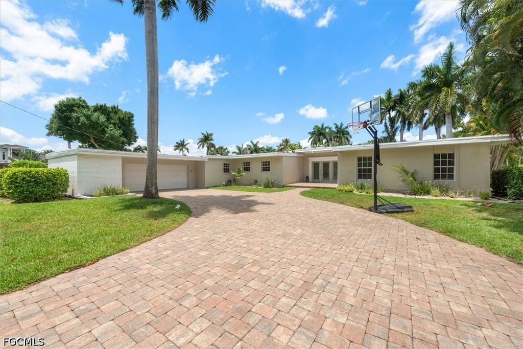 991 Aqua LN, Fort Myers, FL 33919