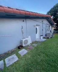 1090 W 60th St, Hialeah, FL 33012