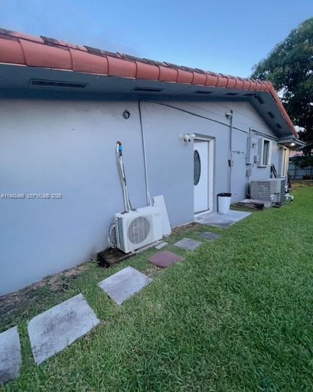 1090 W 60th St, Hialeah, FL 33012