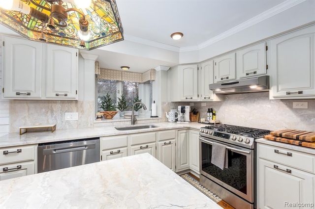 2321 Pine Hollow, Brighton, MI 48114