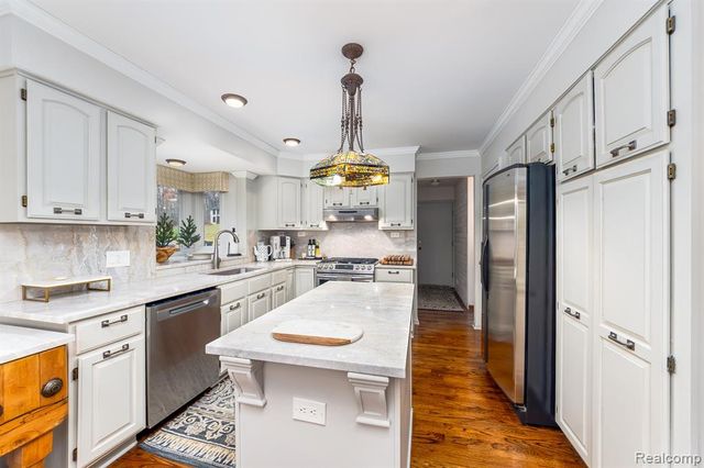 2321 Pine Hollow, Brighton, MI 48114