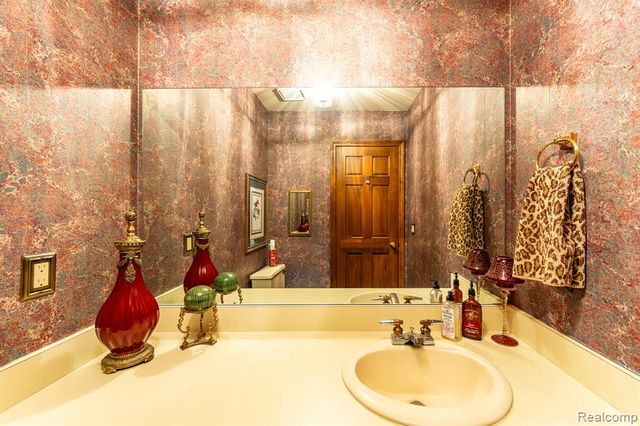 2321 Pine Hollow, Brighton, MI 48114