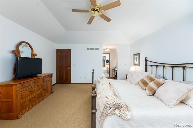 2321 Pine Hollow, Brighton, MI 48114