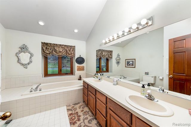 2321 Pine Hollow, Brighton, MI 48114