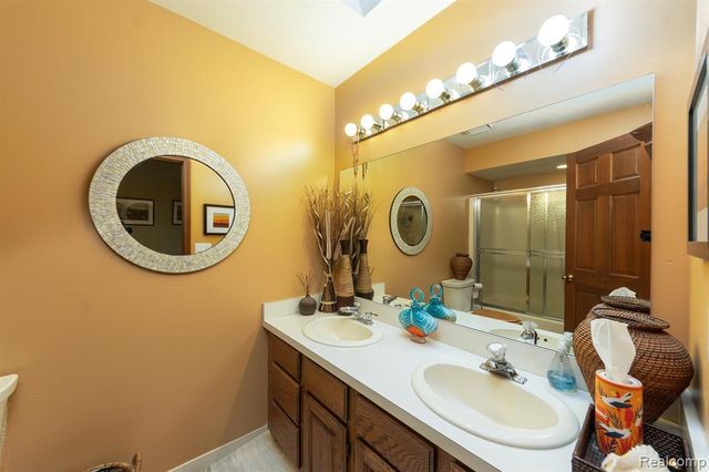 2321 Pine Hollow, Brighton, MI 48114