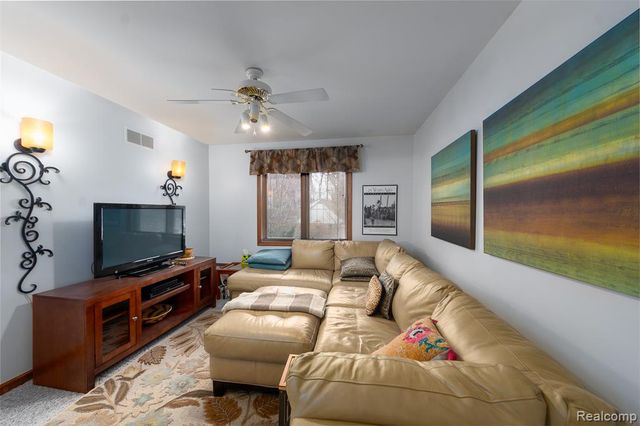 2321 Pine Hollow, Brighton, MI 48114