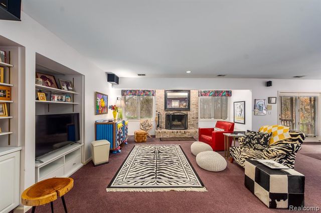 2321 Pine Hollow, Brighton, MI 48114