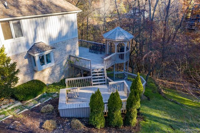 2321 Pine Hollow, Brighton, MI 48114