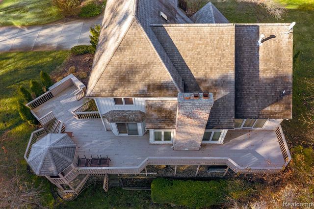 2321 Pine Hollow, Brighton, MI 48114