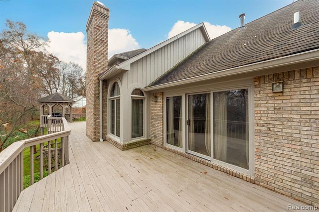 2321 Pine Hollow, Brighton, MI 48114