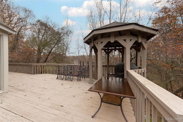 2321 Pine Hollow, Brighton, MI 48114