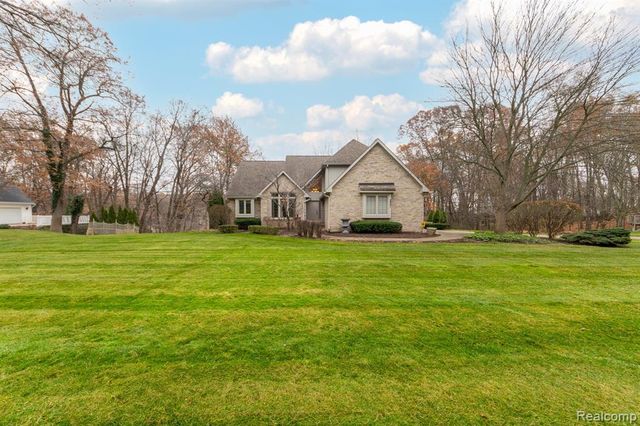 2321 Pine Hollow, Brighton, MI 48114