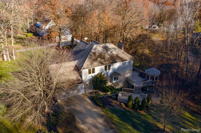 2321 Pine Hollow, Brighton, MI 48114