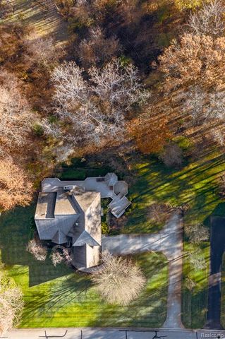 2321 Pine Hollow, Brighton, MI 48114