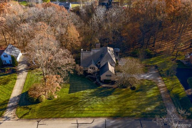 2321 Pine Hollow, Brighton, MI 48114