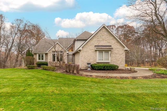 2321 Pine Hollow, Brighton, MI 48114
