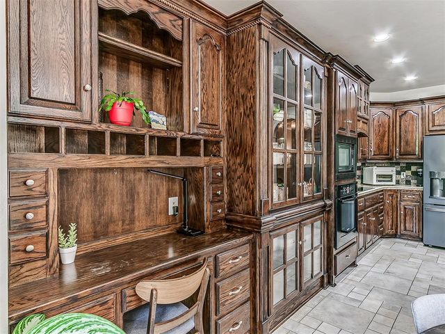 2601 Ashebriar Lane, Edmond, OK 73034