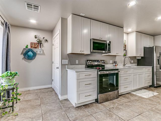 2601 Ashebriar Lane, Edmond, OK 73034