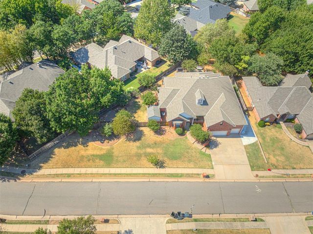 2601 Ashebriar Lane, Edmond, OK 73034