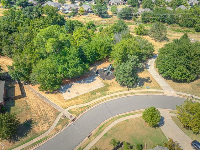 2601 Ashebriar Lane, Edmond, OK 73034