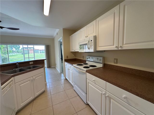 275 Grand Royale Circle 101, Vero Beach, FL 32962