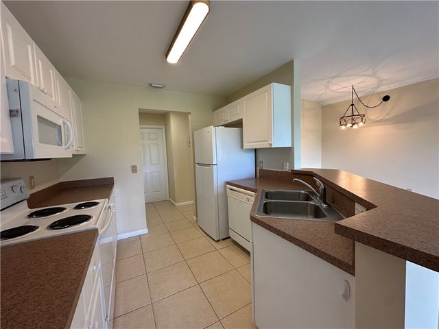 275 Grand Royale Circle 101, Vero Beach, FL 32962