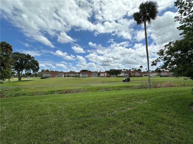 275 Grand Royale Circle 101, Vero Beach, FL 32962