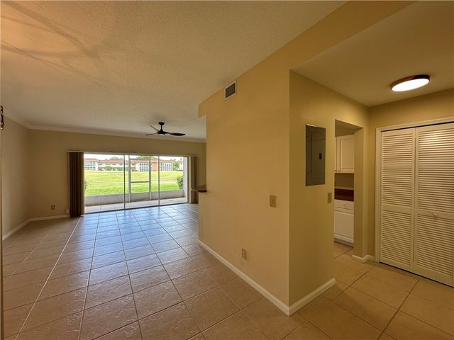 275 Grand Royale Circle 101, Vero Beach, FL 32962