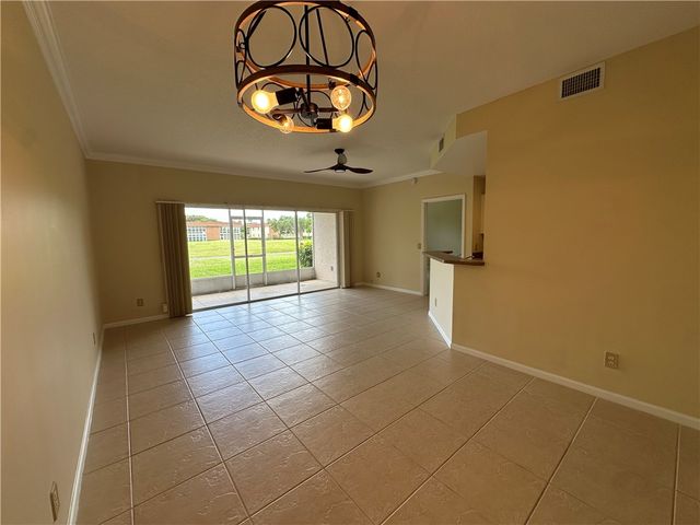275 Grand Royale Circle 101, Vero Beach, FL 32962