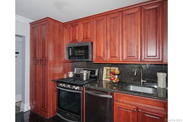 78 South Clinton Avenue 3B, Bay Shore, NY 11706