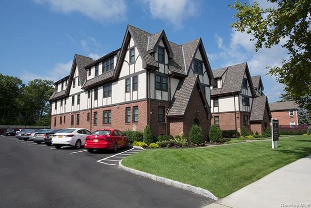 78 South Clinton Avenue 3B, Bay Shore, NY 11706