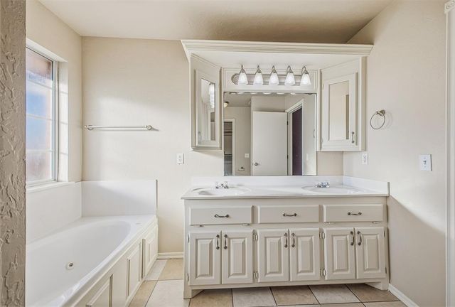 609 Madeline Lane, Moore, OK 73160