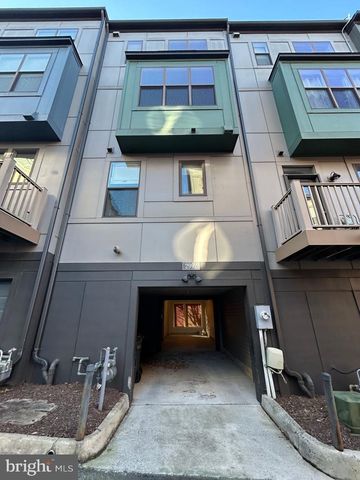 2992 DISTRICT AVE, Fairfax, VA 22031