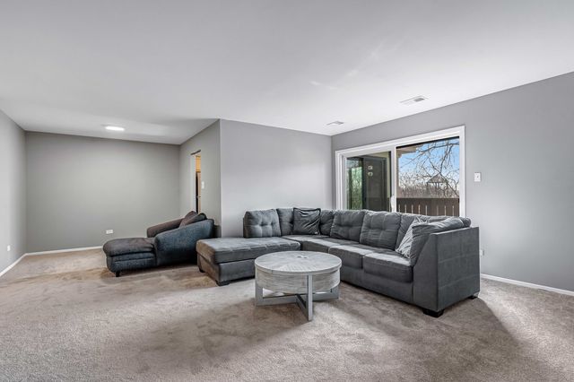 823 E Coach Road 8, Palatine, IL 60074