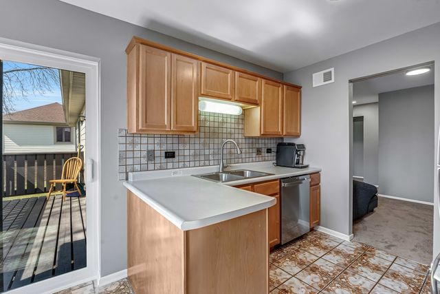 823 E Coach Road 8, Palatine, IL 60074