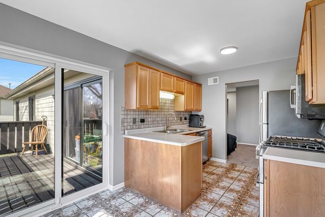 823 E Coach Road 8, Palatine, IL 60074